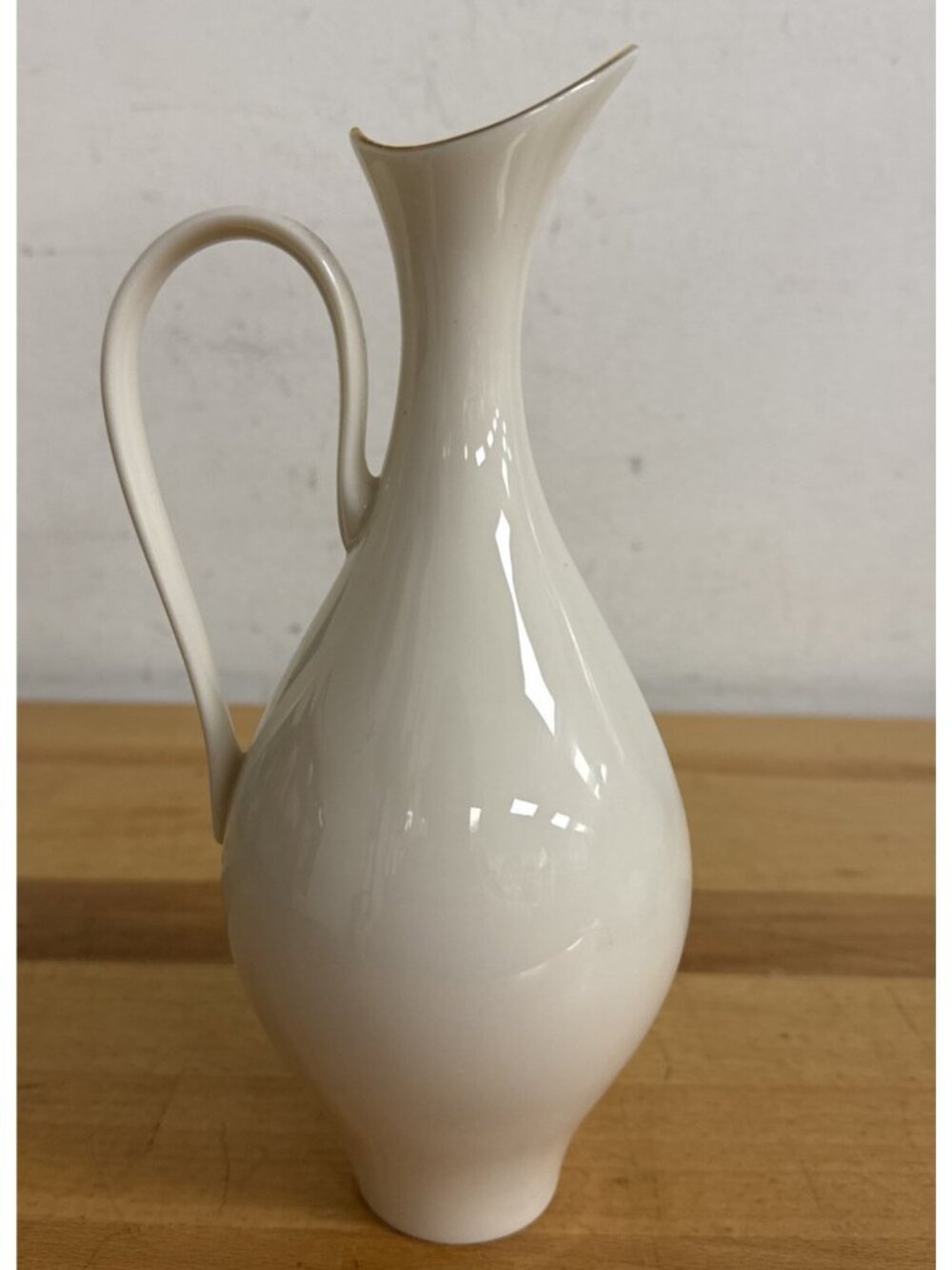 Lenox Sleek Modern Pitcher LENOX, USA Gold Trim White Handle & Interior
